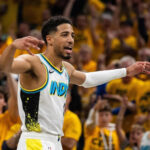 “Tyrese Haliburton：现实版动漫主角降临！季后赛四轮绝杀逆天剧本，NBA全联盟崩溃：’他不能总这样逃脱！'”