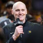 “印第安纳步行者：第四节恶魔觉醒！从崩溃之王到NBA最致命关键球队，球迷的电力如何点燃史诗级逆转？”